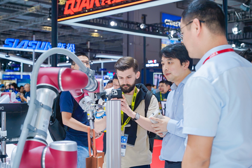 7- CIIF Visitors.JPG